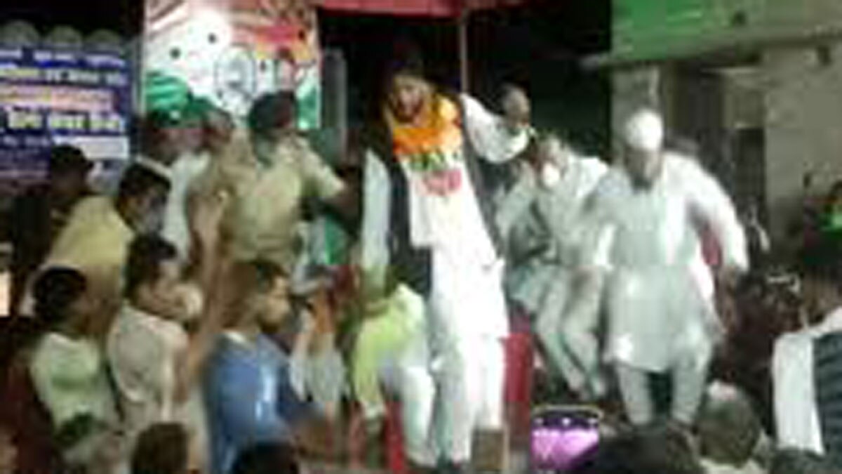 मशकूर अहमद उस्‍मानी के मंच टूटा (फोटो ANI)