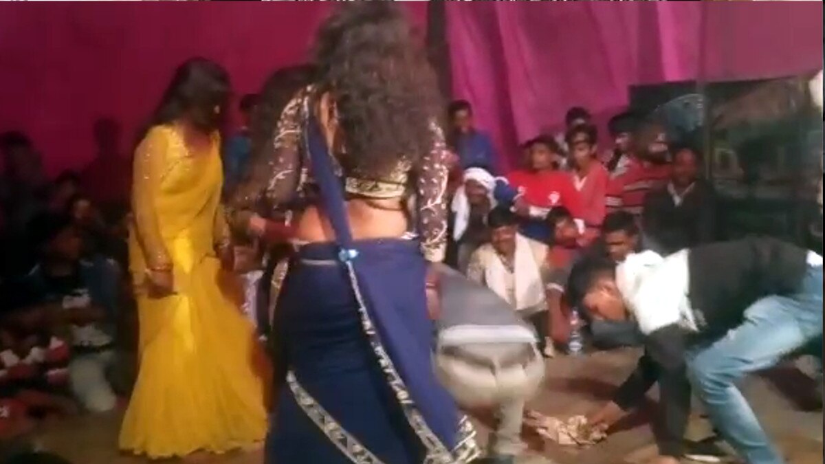कोविड-19 के नियमों को ताक पर रखकर बार बालाओं के साथ डांस, वीडियो वायरल.