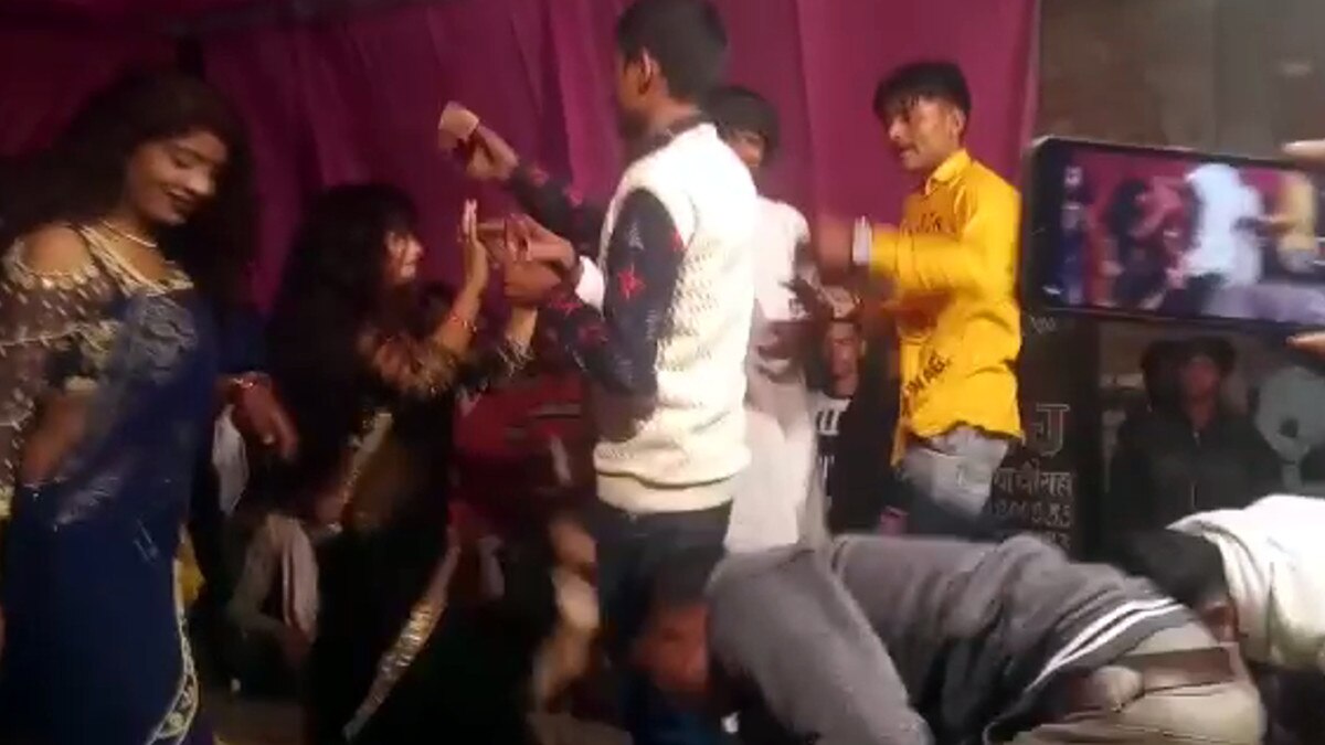 कोविड-19 के नियमों को ताक पर रखकर बार बालाओं के साथ डांस, वीडियो वायरल.