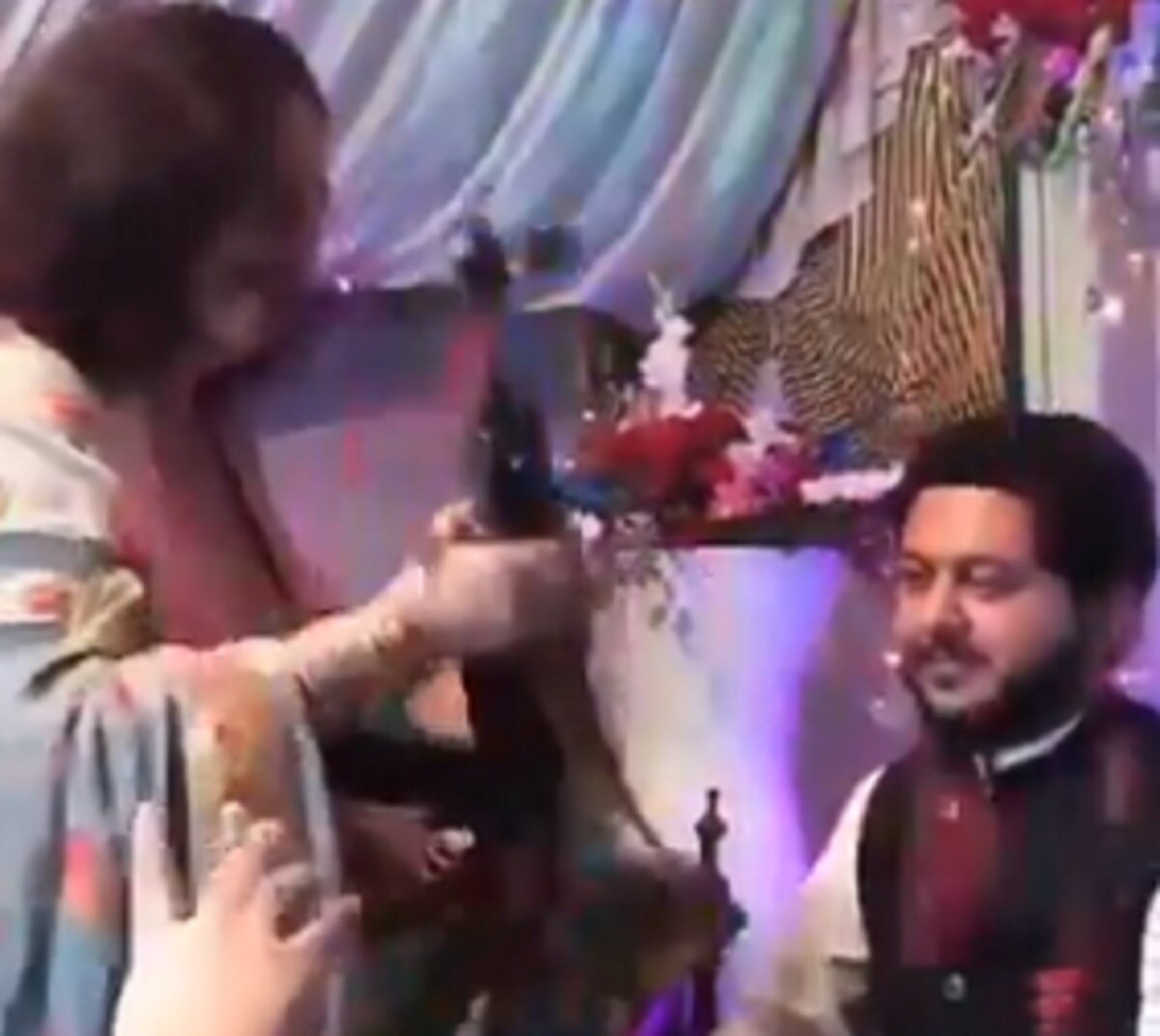 शादी का गिफ्ट देख दूल्हा चौंका