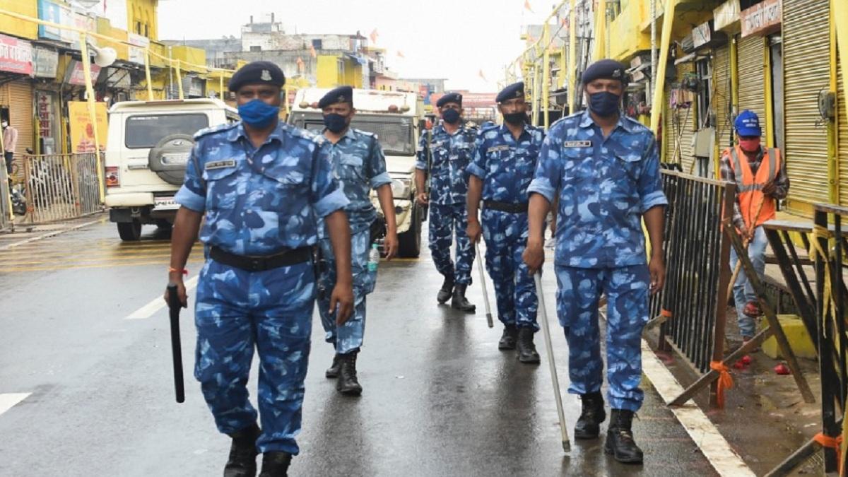 अयोध्या में तैनाती सुरक्षाकर्मी (फाइल फोटो- PTI)