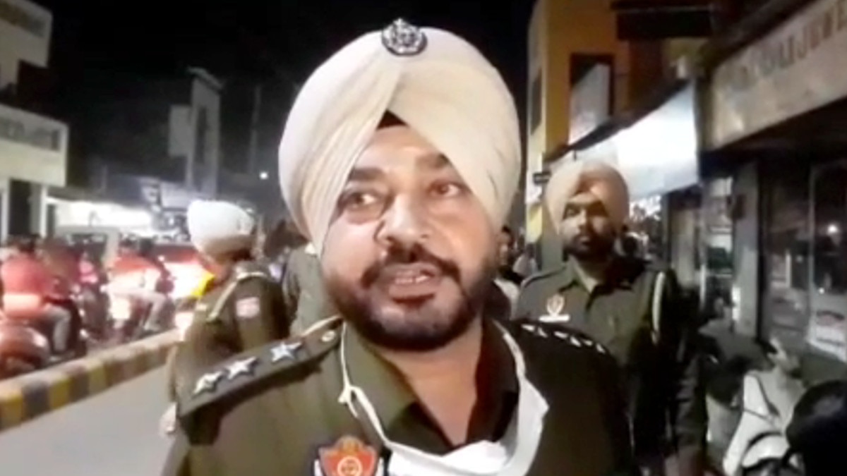 दुकानदार ने बेसबॉल से की चोर की धुनाई