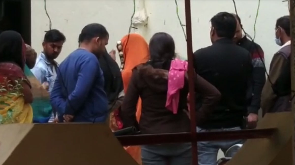 महिला आरक्षक के साथ फ्लैट में रंगरेलियां मना रहा था ASI