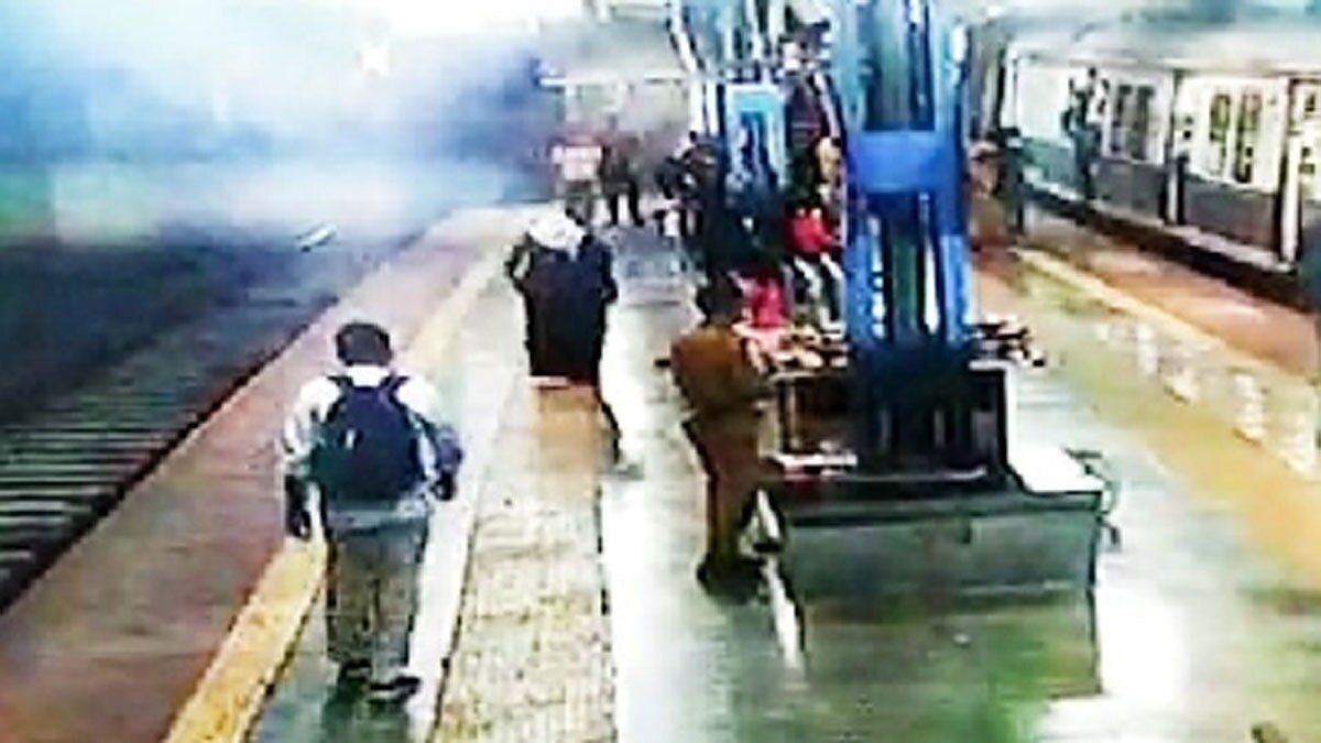  चक्कर खाकर रेलवे ट्रैक पर गिरी लड़की