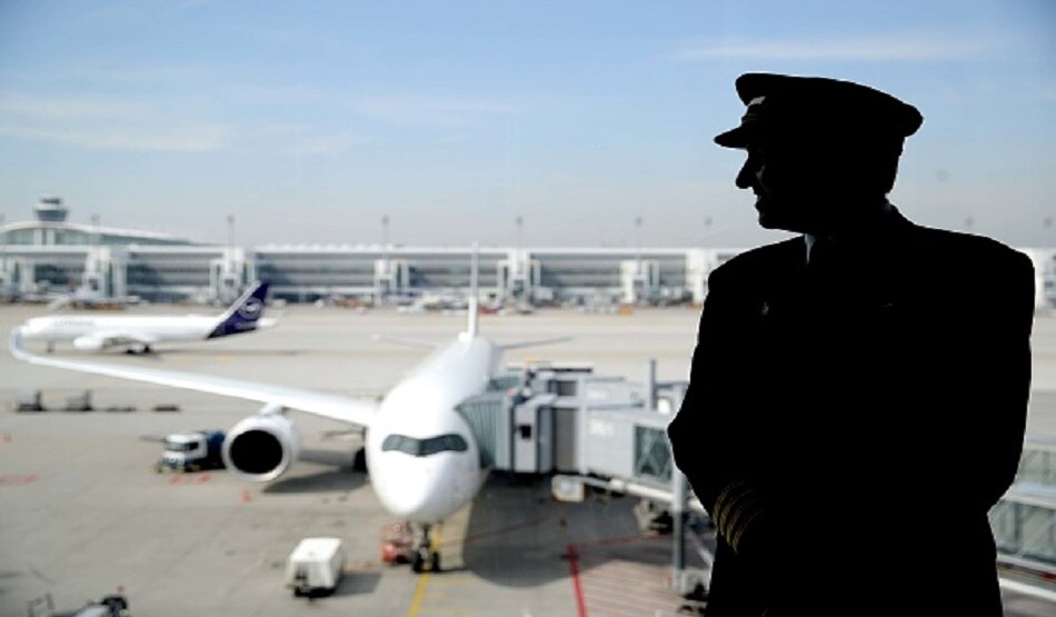 एयरपोर्ट पर ढाई करोड़ की पेंटिंग को कचरा समझा