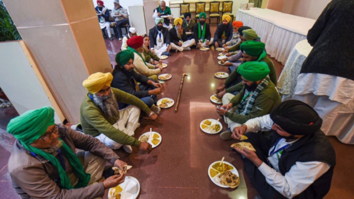 लंच ब्रेक में किसानों के लिए आया लंगर मंत्रियों ने भी खाया (फोटो आजतक)