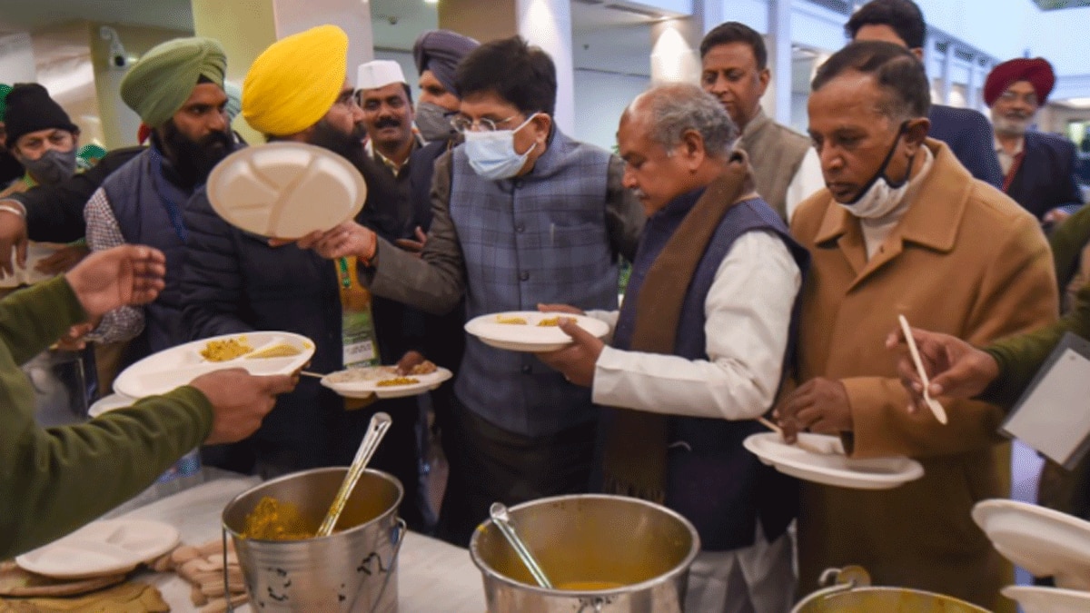 लंच ब्रेक में किसानों के लिए आया लंगर मंत्रियों ने भी खाया (फोटो आजतक)