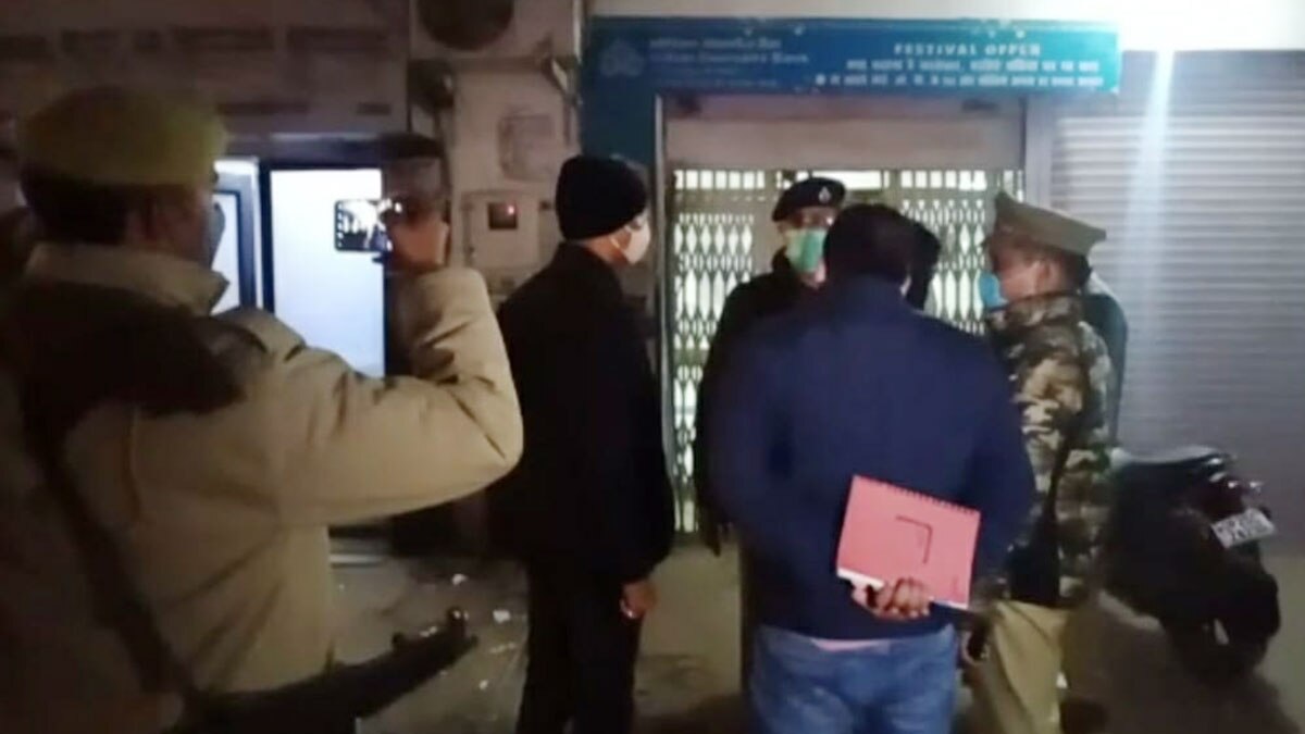 इंडियन ओवरसीज बैंक में 50 लाख रुपये से ज्यादा की लूट (फोटो आजतक)