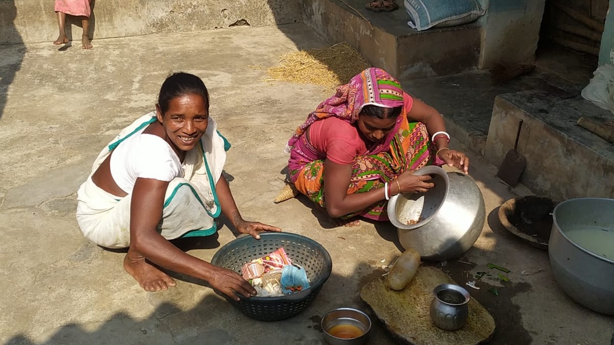 यहां लाल चींटी को पीसकर खाते हैं लोग, ठंड से बचाव और भूख बढ़ाने के लिए करते हैं इस्‍तेमाल 