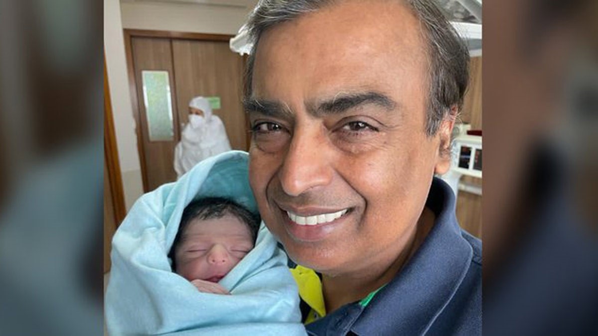 मुकेश अंबानी अपने पोते के साथ 