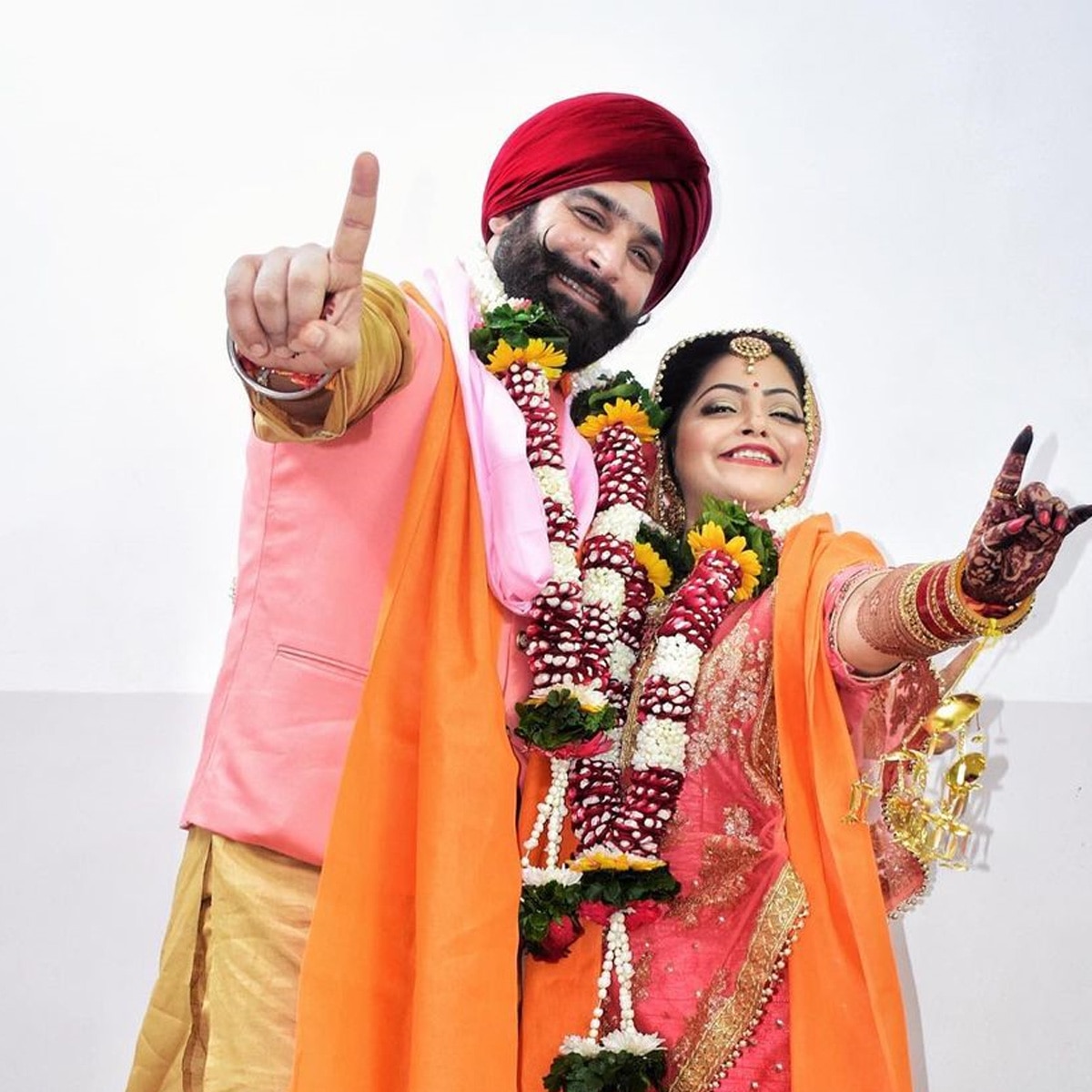 दिव्या भटनागर हसबैंड गगन के साथ 