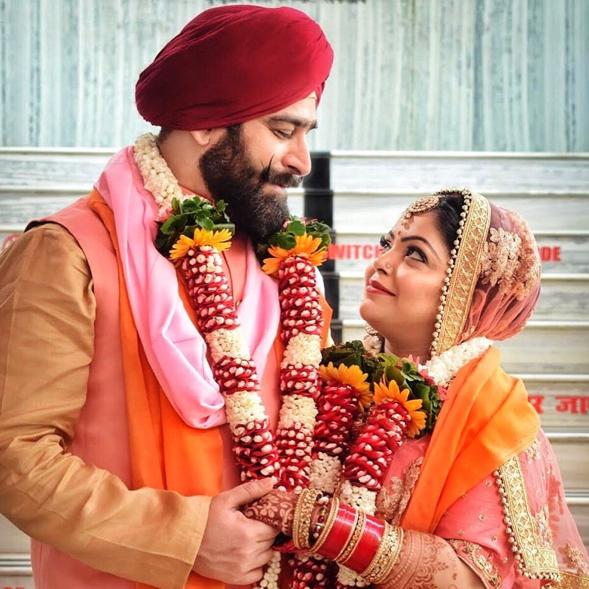 दिव्या भटनागर हसबैंड गगन के साथ 