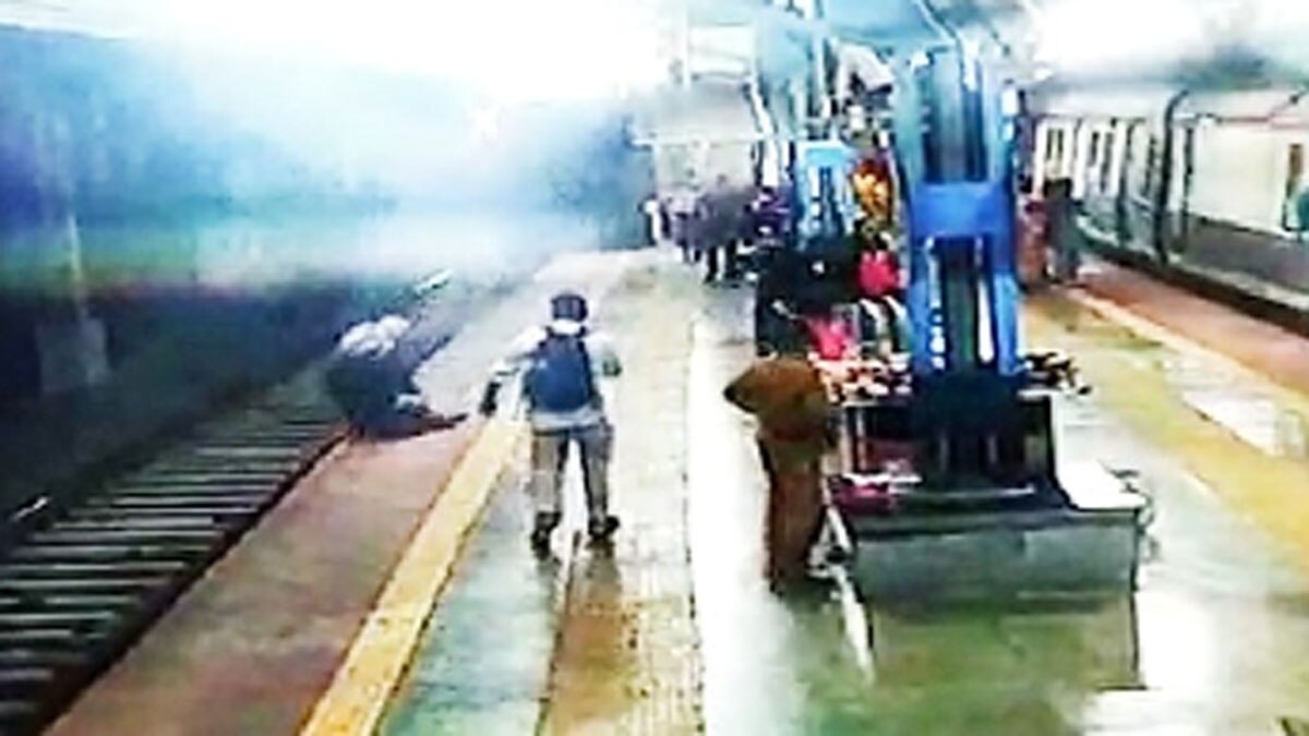 चक्कर खाकर रेलवे ट्रैक पर गिरी लड़की