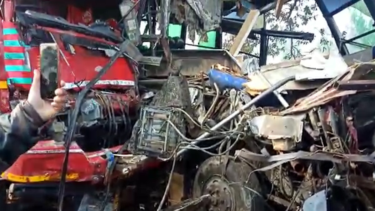 भीषण एक्‍सीडेंट में बस और ट्रक के उड़े परखच्‍चे
