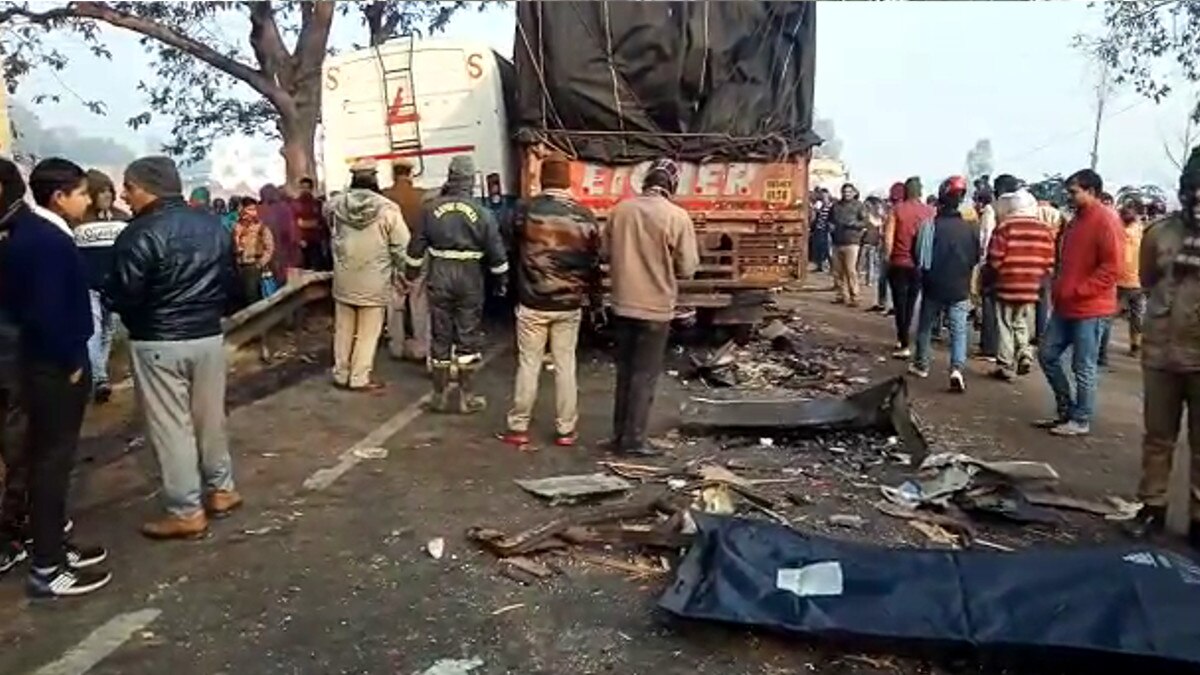 भीषण एक्‍सीडेंट में बस और ट्रक के उड़े परखच्‍चे