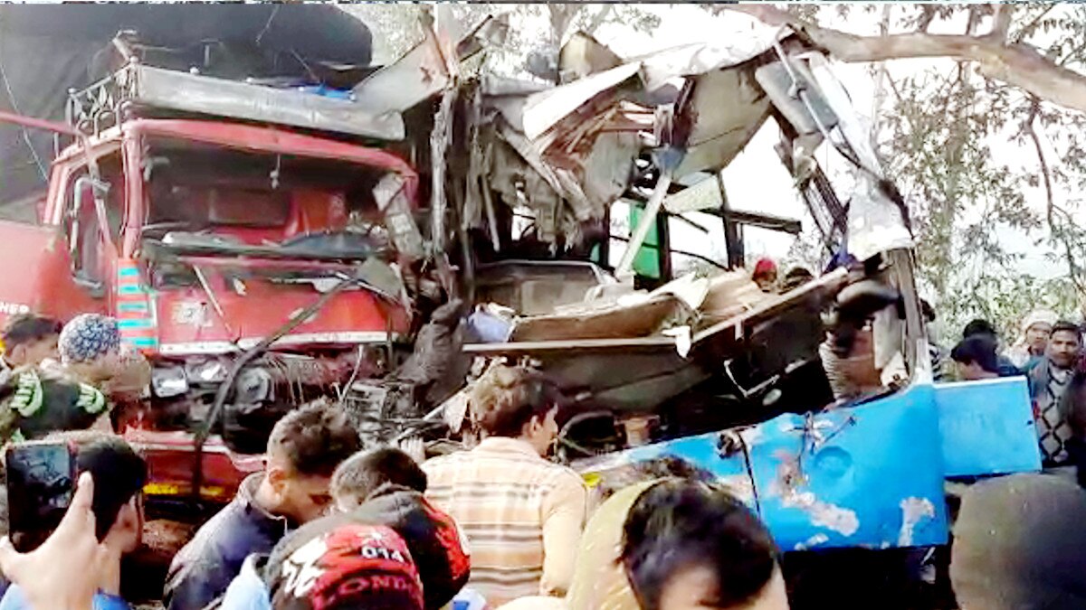भीषण एक्‍सीडेंट में बस और ट्रक के उड़े परखच्‍चे
