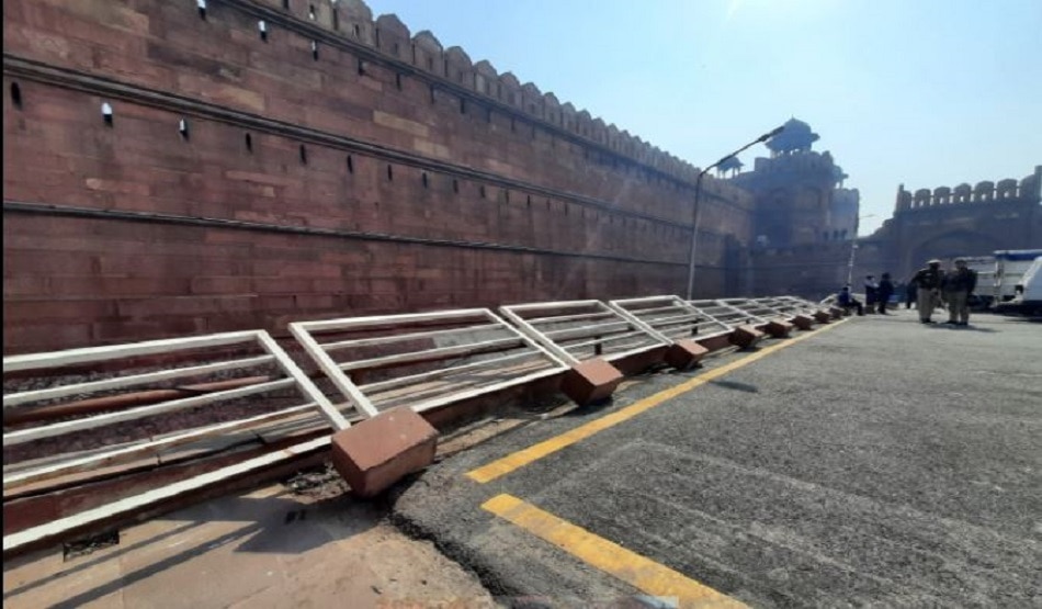 लाल किले को उपद्रवियों ने पहुंचाया भारी नुकसान