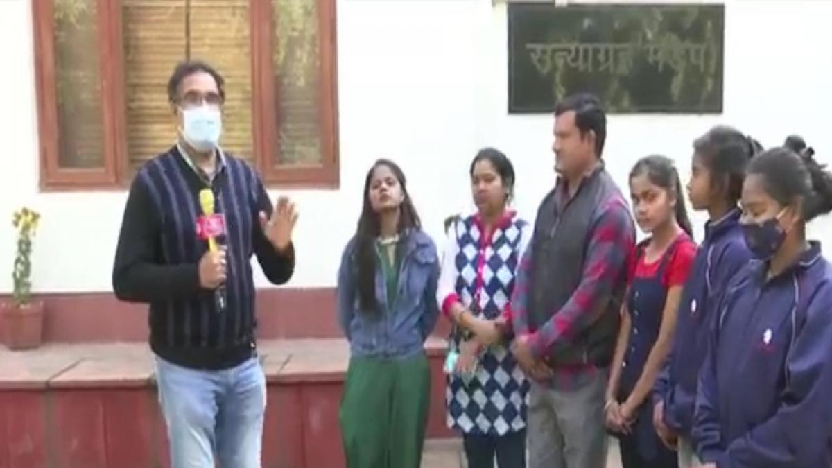 दिल्ली में हंगामे के दौरान फंसे बच्चे 