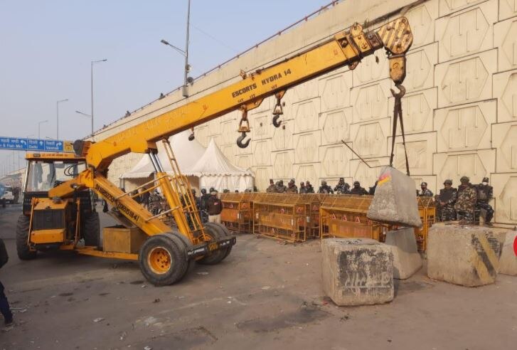 राजपथ पर परेड के बीच ट्रैक्टर रैली शुरू