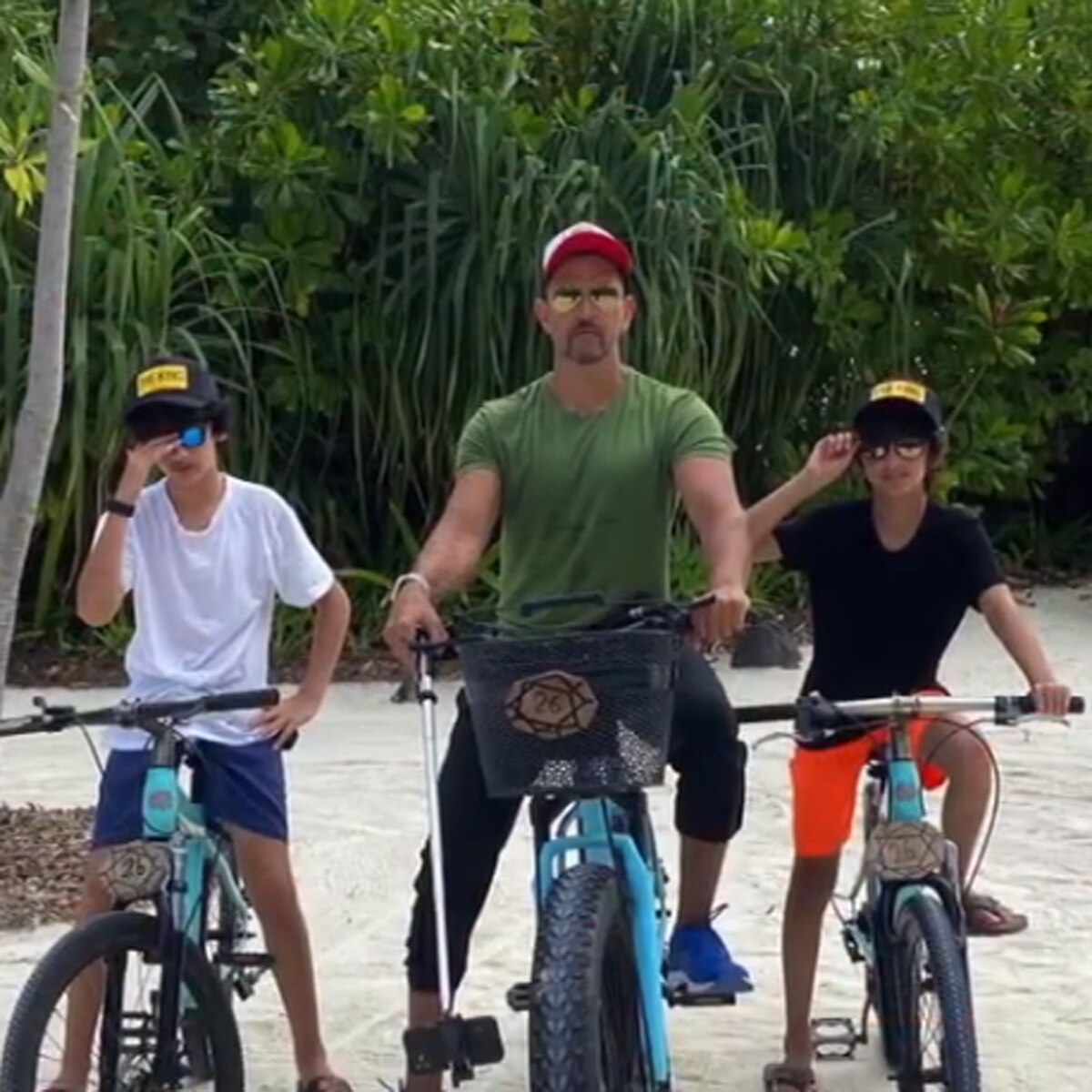 ऋत‍िक बेटों के साथ 