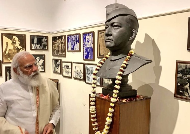 प्रधानमंत्री नरेंद्र मोदी नेताजी भवन में