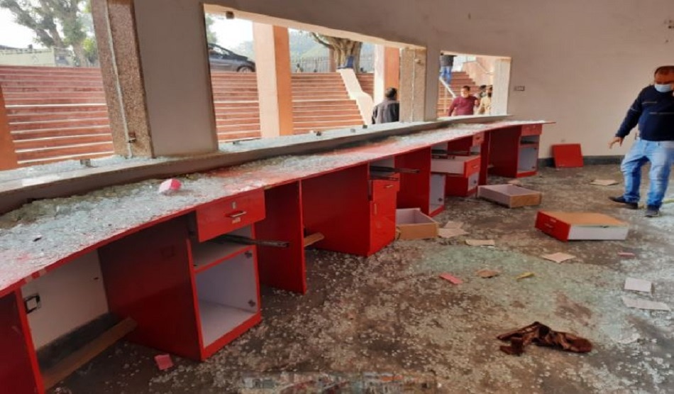 लाल किले को उपद्रवियों ने पहुंचाया भारी नुकसान