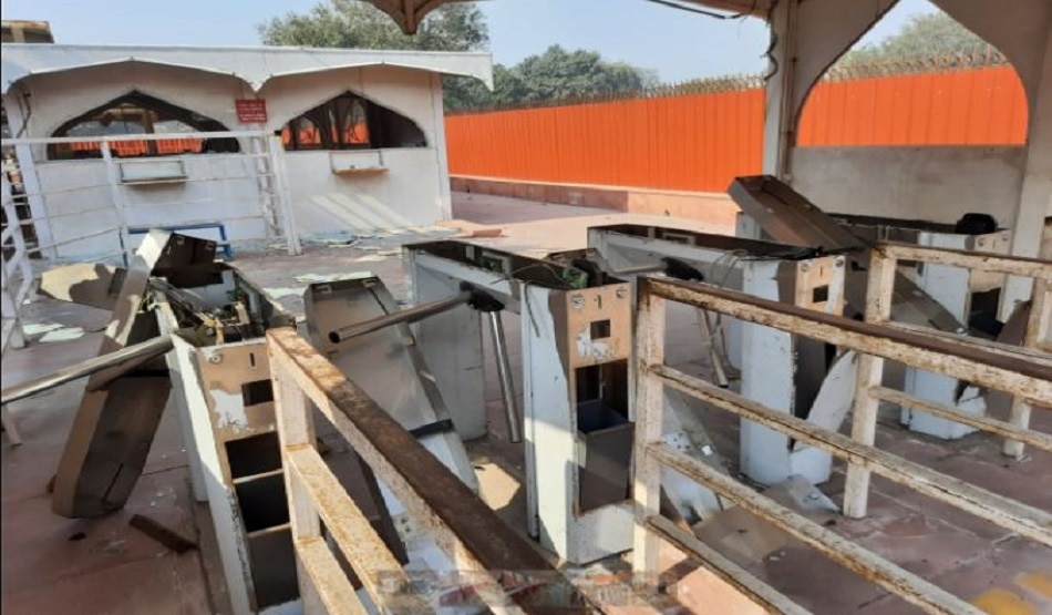 लाल किले को उपद्रवियों ने पहुंचाया भारी नुकसान