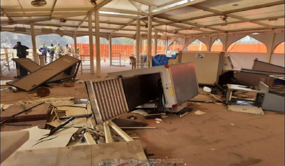 लाल किले को उपद्रवियों ने पहुंचाया भारी नुकसान