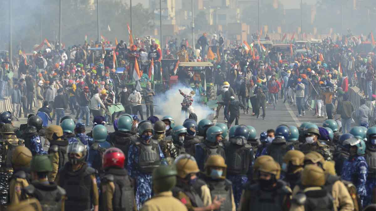  दिल्ली में गणतंत्र दिवस हिंसा और हंगामे की भेंट चढ़ा (फोटो-PTI) 