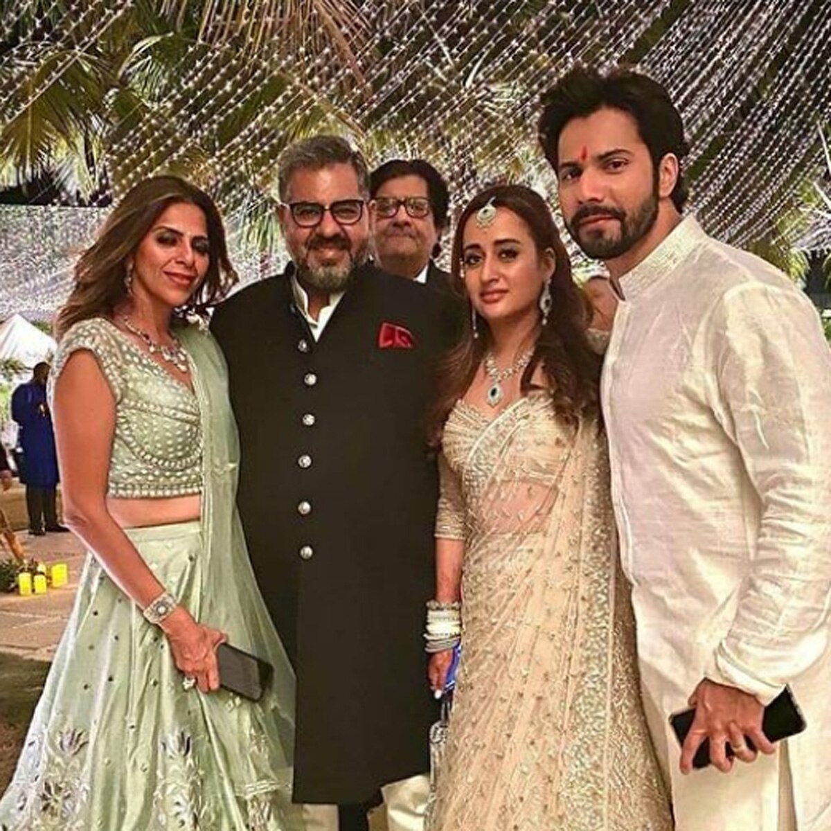 वरुण-नताशा मेहमानों के साथ  