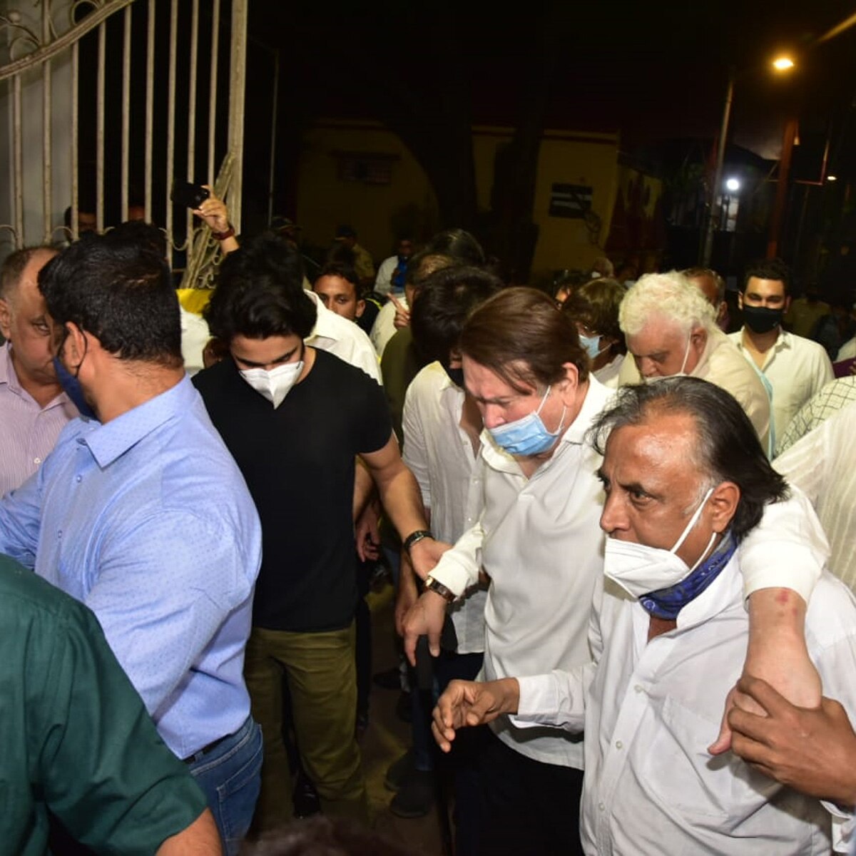 रणधीर कपूर को संभालते हुए रणबीर कपूर-आदर जैन 