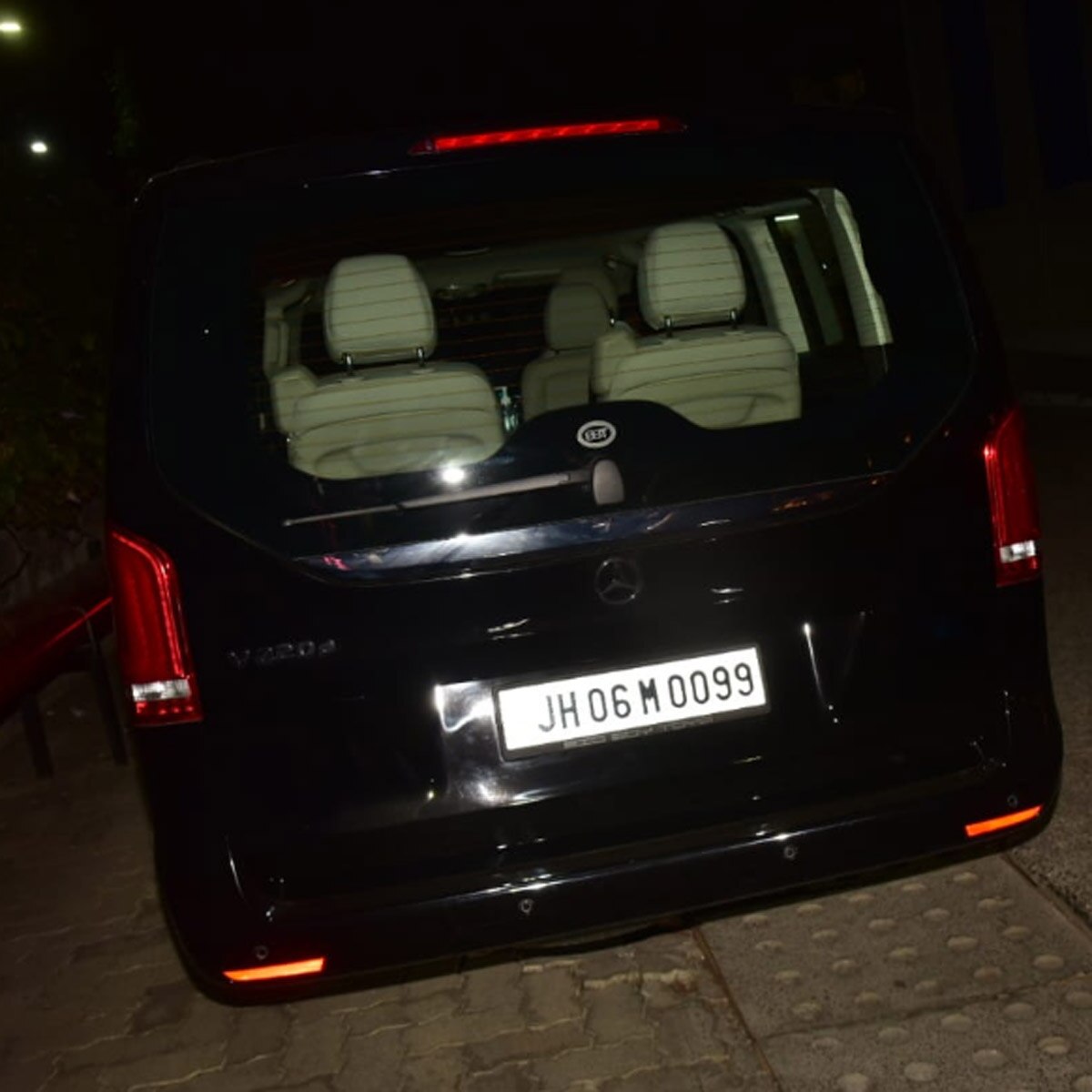 मर्स‍िडीज बेंज वी क्लास कार 