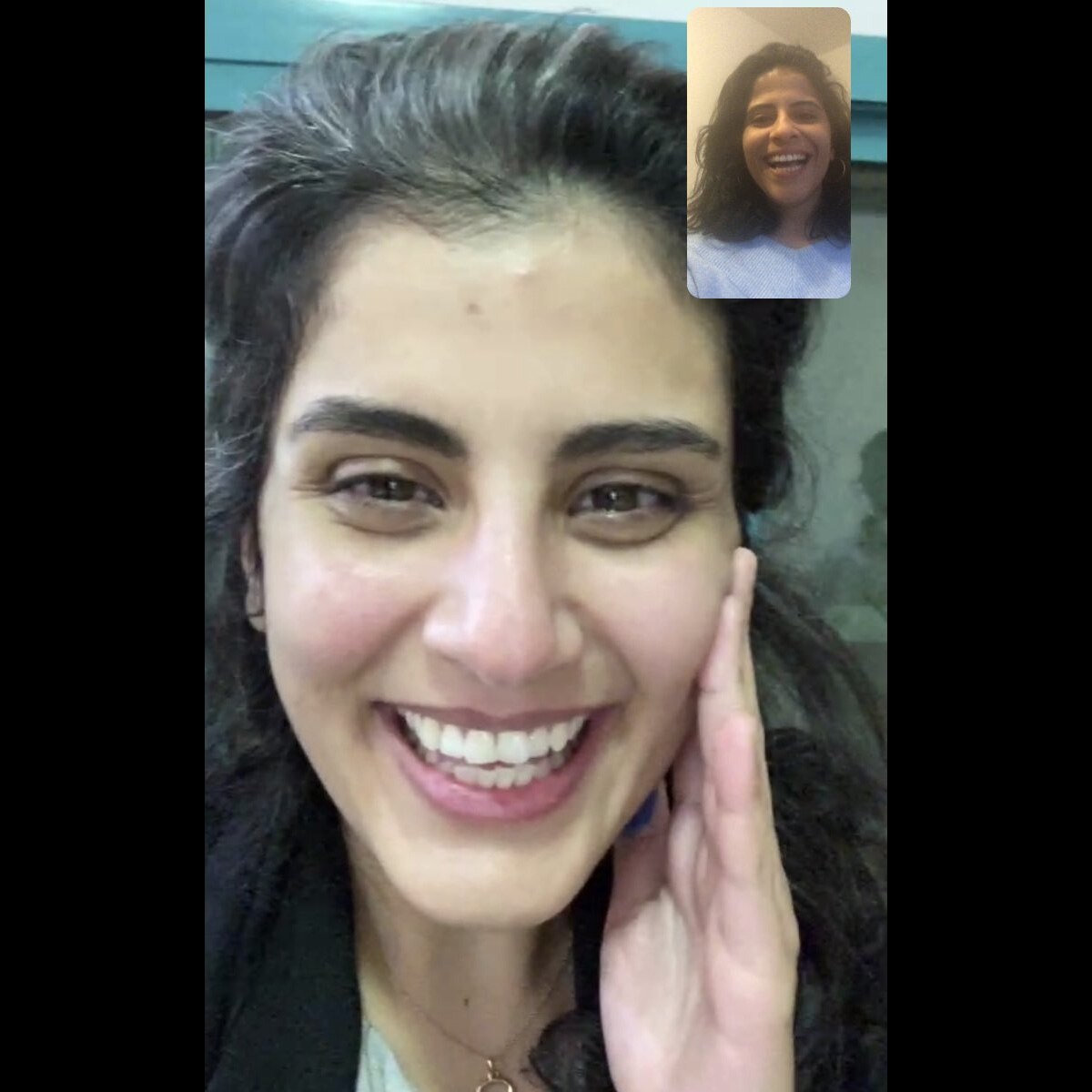 लोजैन अपनी बहन के साथ वीडियो कॉल पर