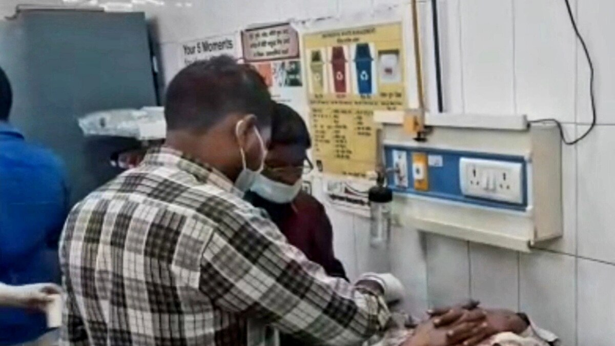 बस में एक दर्जन से ज्यादा यात्री घायल हुए हैं.