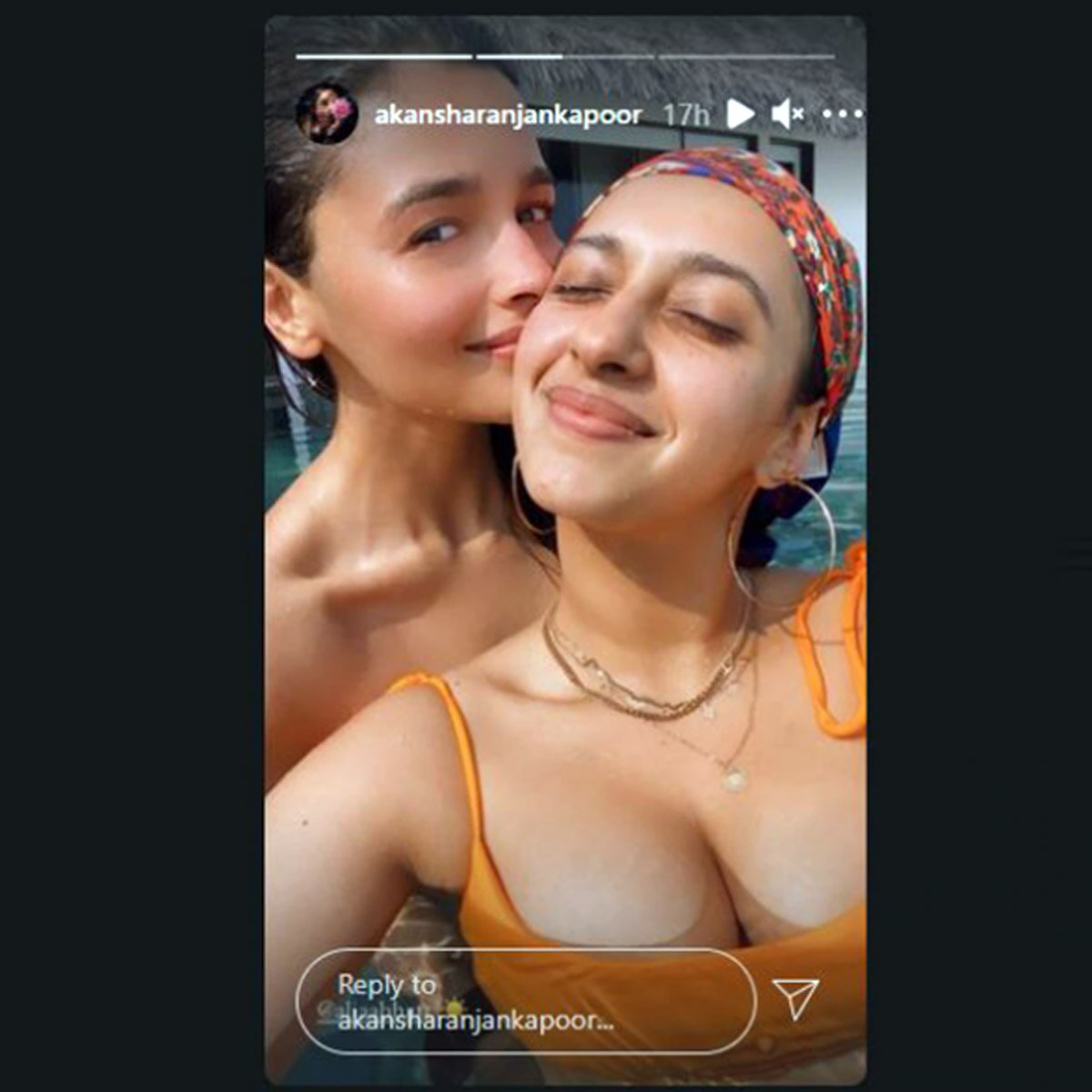 आल‍िया भट्ट दोस्त अनुष्का रंजन के साथ 