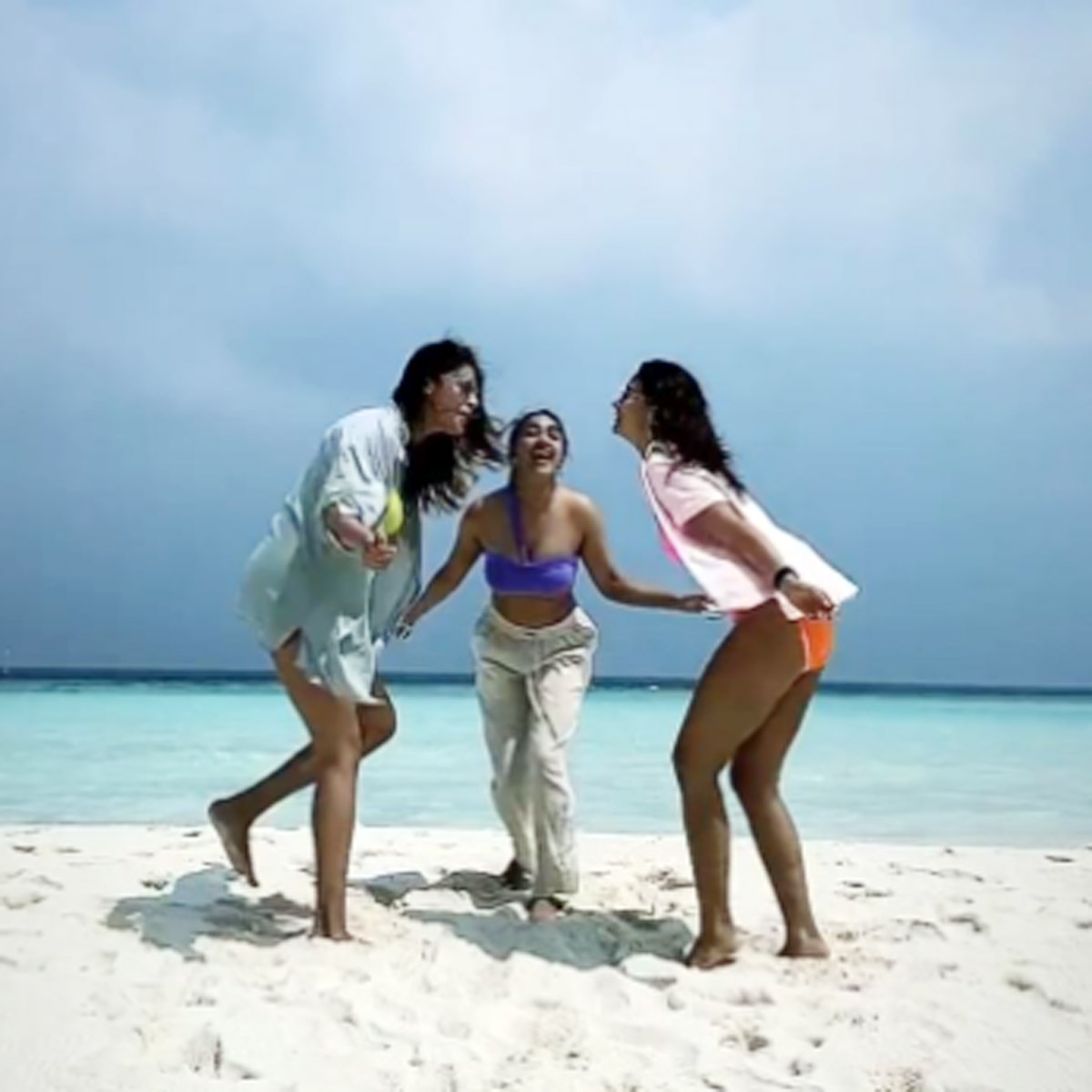 आल‍िया भट्ट अपनी फ्रेंड्स के साथ 