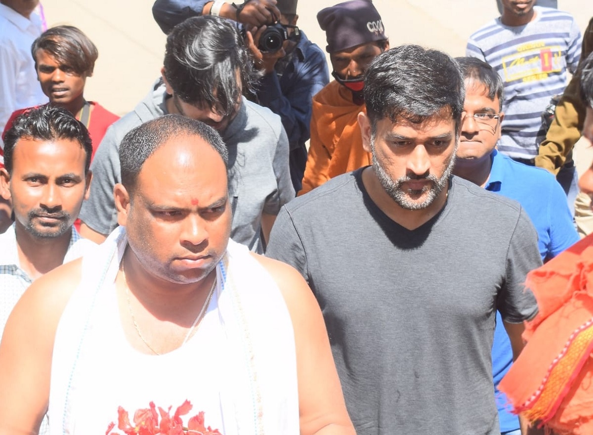 धोनी की एक झलक के लिए लग गई कतार