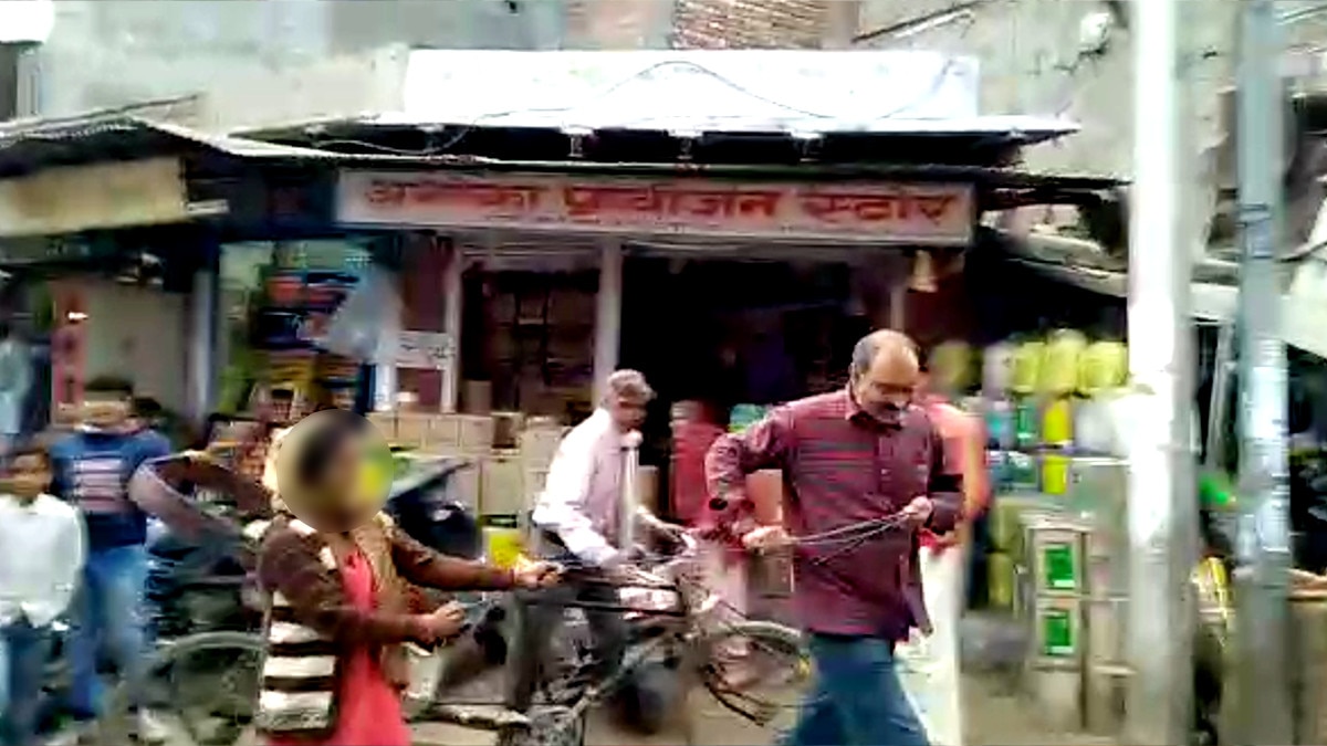 बीच बाजार में हाई वोल्टेज ड्रामा, युवत‍ियों ने छेड़खानी करने वाले युवक को पीटा  