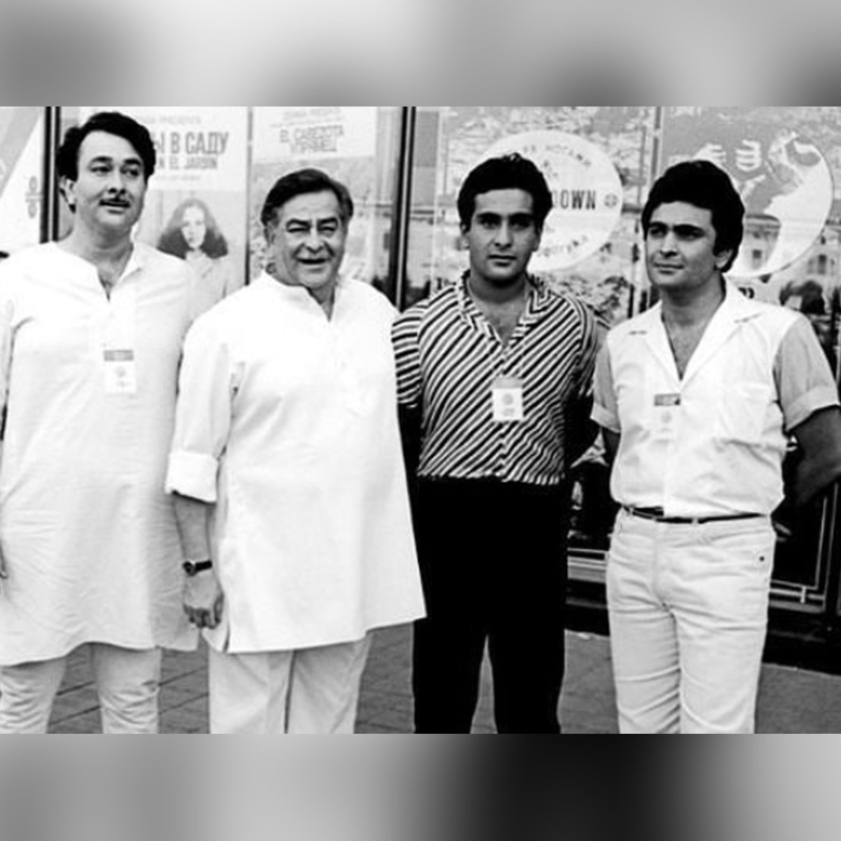 रणधीर-राजीव-ऋष‍ि अपने प‍िता राज कपूर के साथ  