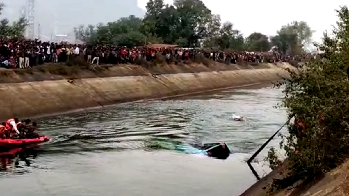 नहर में पूरी तरह समा गई 50 से ज्यादा यात्र‍ियों से भरी बस, न‍िकल रही लाशें  