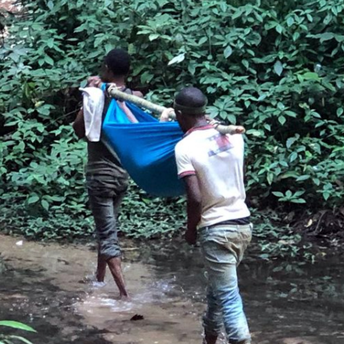 एश्ले जूड कोन्गो के लोगों के साथ