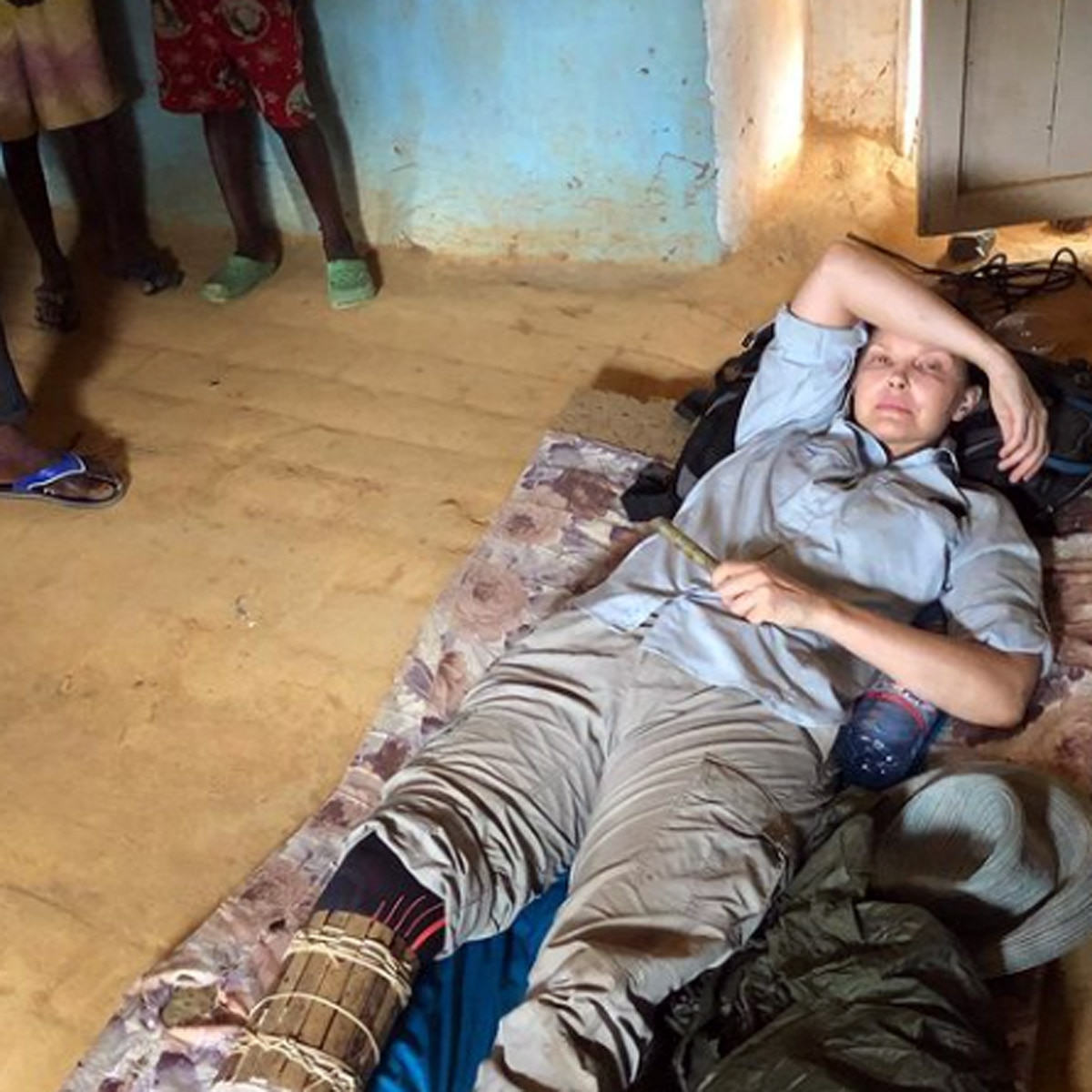 एश्ले जूड कोन्गो के लोगों के साथ