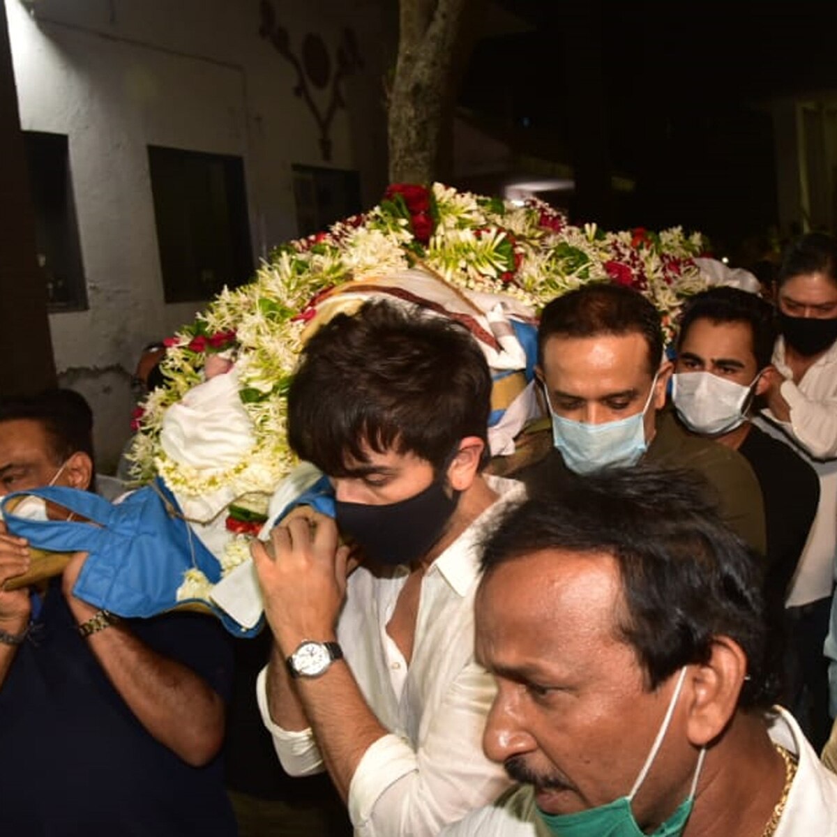 रणबीर कपूर राजीव कपूर की अंत‍िम यात्रा में 