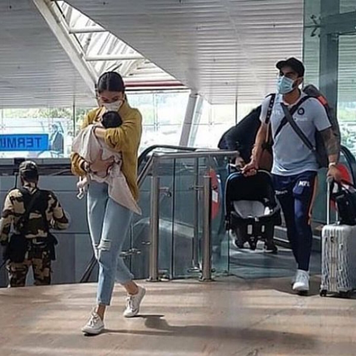 अनुष्का शर्मा-विराट कोहली बेटी वामिका के साथ 