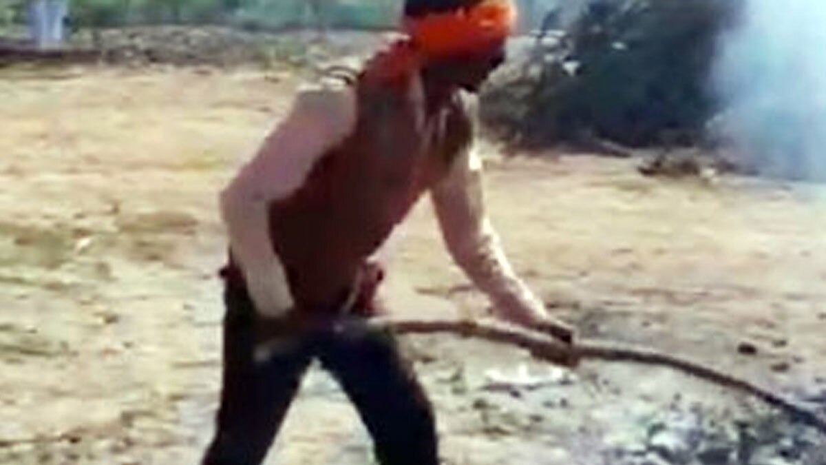 पुलिस ने जलती चिता से महिला के शव को निकाला