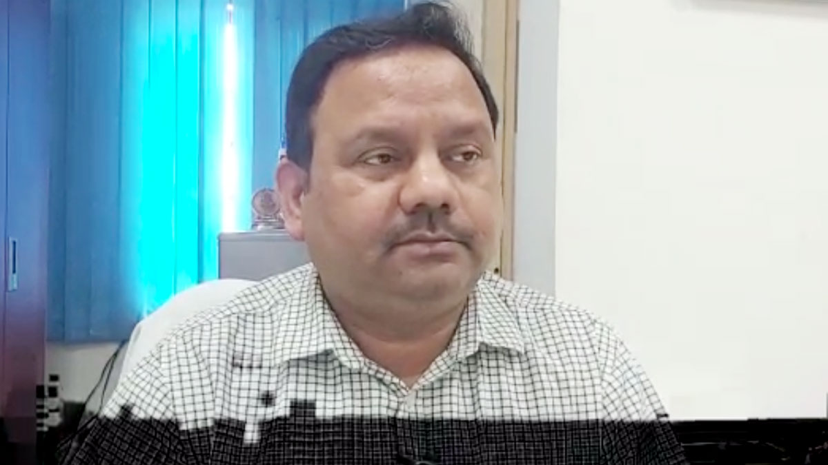 मोबाइल की रोशनी में ऑपरेशन