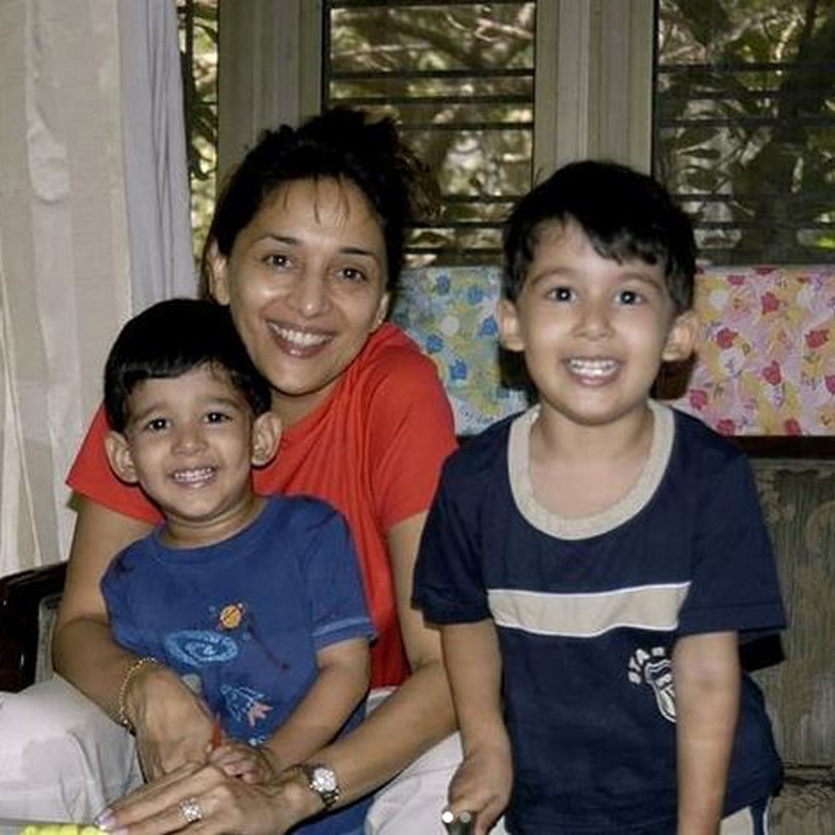 बच्चों संग माधुरी दीक्षित