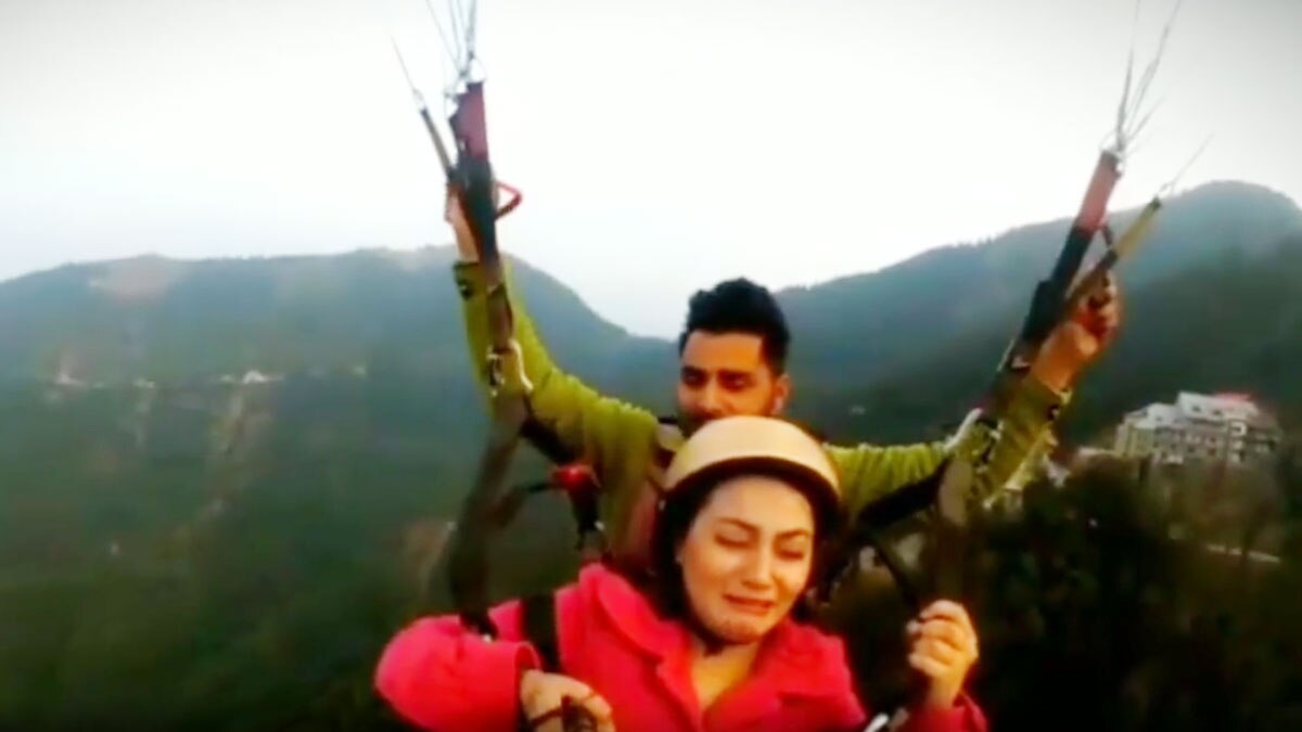 पैराग्लाइडिंग के दौरान बुरी तरह डरी महिला