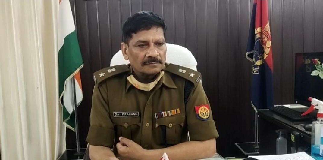 मामले में तीनों लोगों को पूछताछ के लिए हिरासत में ले लिया गया है.