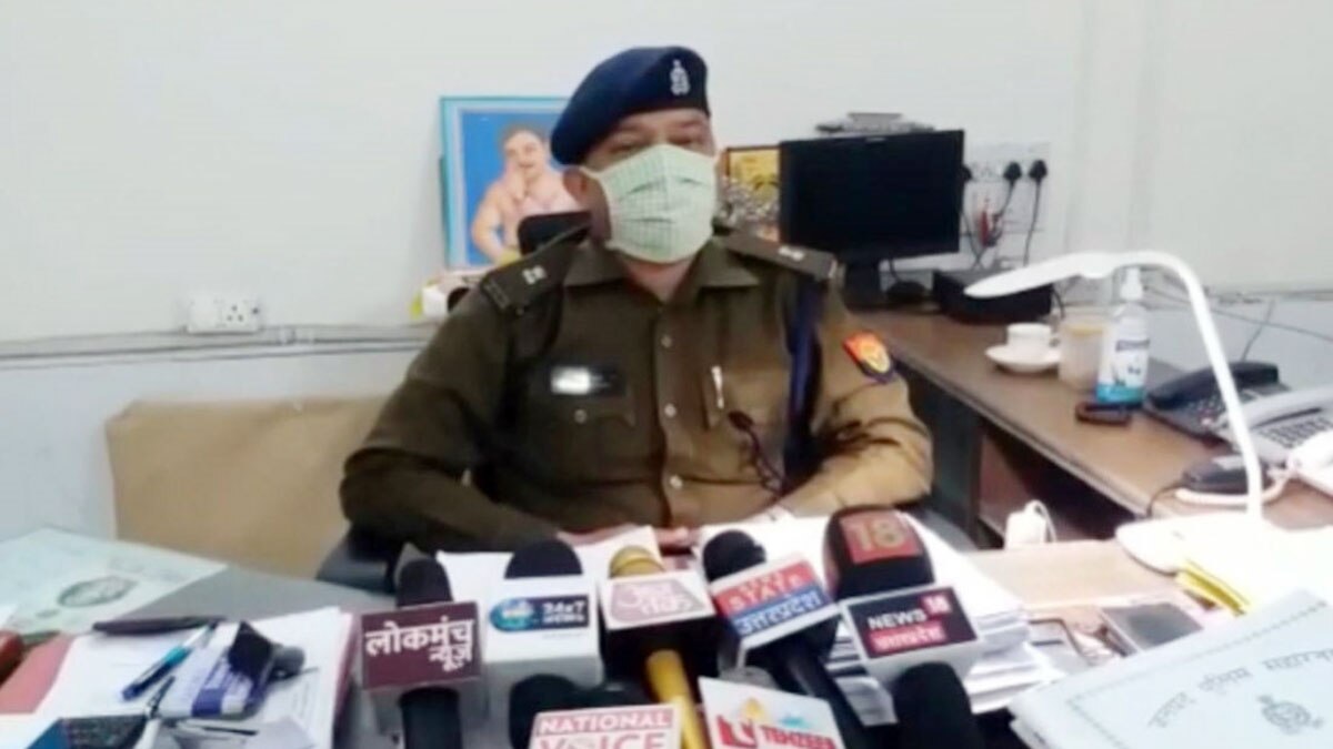 पुलिस ने जलती चिता से महिला के शव को निकाला
